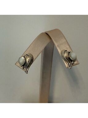 NATIVE AMERICAN VINTAGE EARRINGS STERLING SILVER FEATHER MOP PIERCED POST